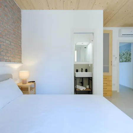 Apartment With Elevator And Private Parking *